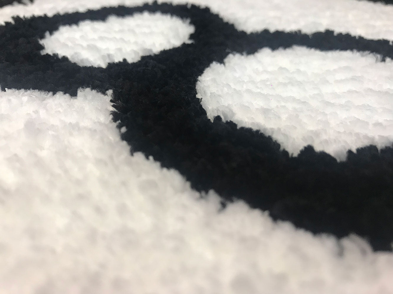 White Flame Billiards Black NO.8 Round Tufted Rug